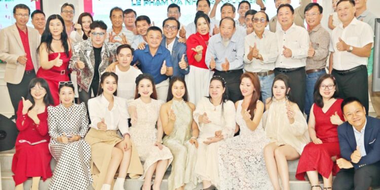 Thu hút giới truyền thông trong buổi ra mắt sách “Nội chiến Tỉ phú” của CEo Lê Phạm