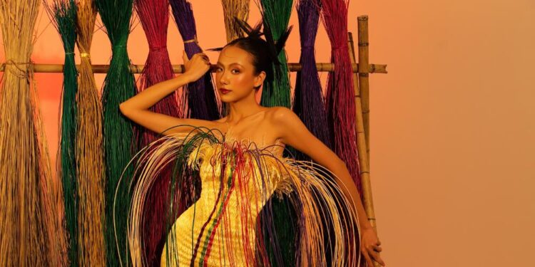 Sau giấc mơ dang dở với “chiếu bông”, Bùi Hoàng Ân “phục thù” với BST “Sắc chiếu dệt tình”