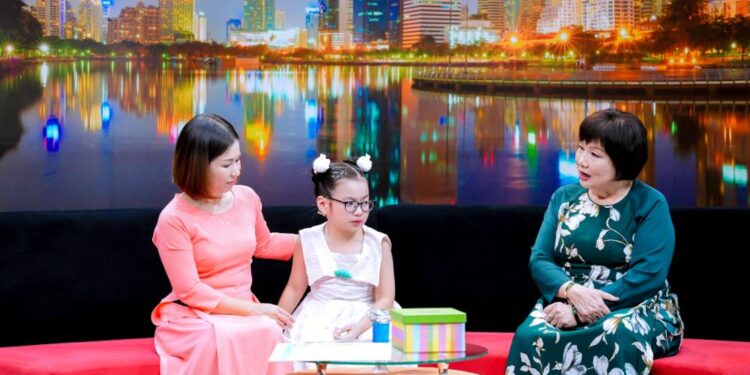 Điều Con Muốn Nói: Bé gái 8 tuổi khóc trong vòng tay Ốc Thanh Vân, nén sự tủi thân