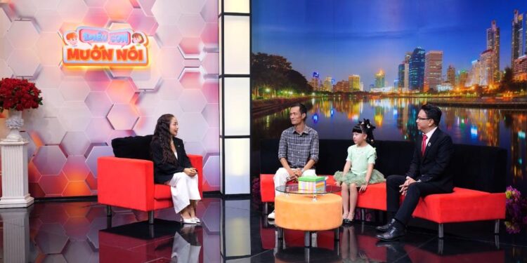 Điều Con Muốn Nói: Bé gái 8 tuổi mang bảng “cấm hút thuốc” lên truyền hình, thẳng thắn với ba một điều