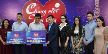 10 tỷ đồng đóng góp cho miền Trung từ gia đình tỷ phú Johnathan Hạnh Nguyễn trong tuần qua