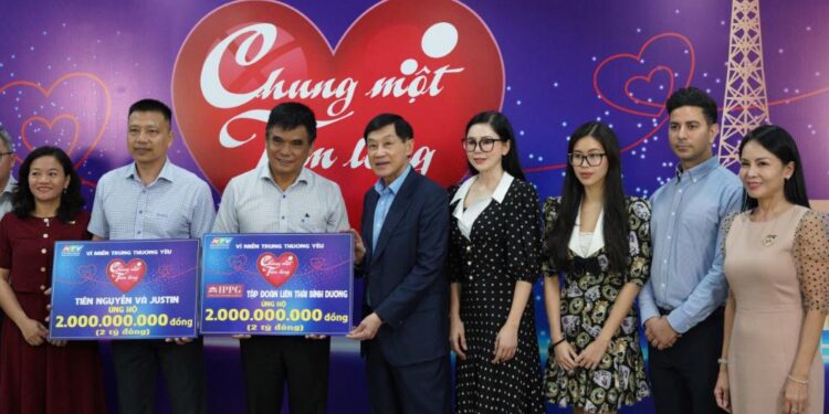 10 tỷ đồng đóng góp cho miền Trung từ gia đình tỷ phú Johnathan Hạnh Nguyễn trong tuần qua