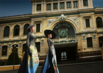 Hoa hậu – á hậu hoàn vũ quốc tế 2024 hóa ‘Cô Ba Sài Gòn’ giữa bưu điện thành phố, quảng bá Fashion Show ‘Best Of Vietnam’ mùa 2 của NTK Trung Đinh