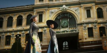 Hoa hậu – á hậu hoàn vũ quốc tế 2024 hóa ‘Cô Ba Sài Gòn’ giữa bưu điện thành phố, quảng bá Fashion Show ‘Best Of Vietnam’ mùa 2 của NTK Trung Đinh