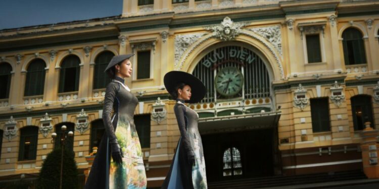 Hoa hậu – á hậu hoàn vũ quốc tế 2024 hóa ‘Cô Ba Sài Gòn’ giữa bưu điện thành phố, quảng bá Fashion Show ‘Best Of Vietnam’ mùa 2 của NTK Trung Đinh