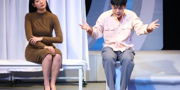 “Lạc” của Nhà Hát 5B : Phép thử nghiệt ngã của y đức giữa vòng xoáy kim tiền