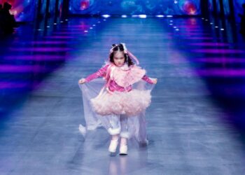 Mẫu nhí 4 tuổi Nari Bảo Anh chinh phục Harbin Fashion Week 2026 trong BST của NTK Thanh Huynh