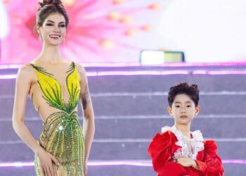 Bùi Khâu Minh Triết – Nam vương Nhí Thế giới tỏa sáng cùng Miss Charm 2025 Anna Blanco Flores tại chương trình Nghệ thuật Hải Phòng chào năm mới 2026