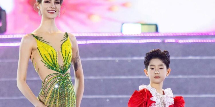 Bùi Khâu Minh Triết – Nam vương Nhí Thế giới tỏa sáng cùng Miss Charm 2025 Anna Blanco Flores tại chương trình Nghệ thuật Hải Phòng chào năm mới 2026