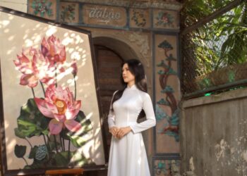 Phúc Anh khoe vẻ đẹp thuần khiết trong tà áo dài trắng bên bức tranh “Hoa sen 54 dân tộc Việt Nam”