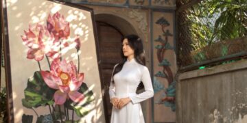 Phúc Anh khoe vẻ đẹp thuần khiết trong tà áo dài trắng bên bức tranh “Hoa sen 54 dân tộc Việt Nam”