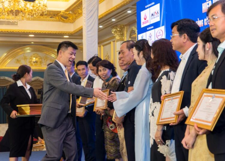 Tham tán thương mại Campuchia và 350 đại biểu tham dự Hội nghị Tổng kết năm 2025 Hội Doanh nghiệp Khu vực Tây Sài Gòn