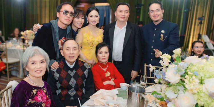 Trong tiệc kỷ niệm 60 năm ngày cưới của bố mẹ chồng, ‘nữ ca sĩ tỉ phú’ Hà Phương có màn ‘ăn mừng’ độc đáo cho thành tích của con gái