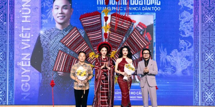 Á hậu Thu Ngân công bố Trang phục Dân tộc và Đầm Dạ hội thi Hoa Hậu Liên Lục Địa