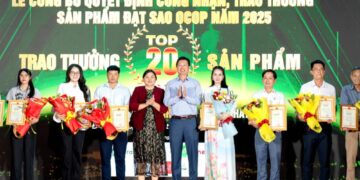 Phó Chủ tịch Hiệp hội sầu riêng Nguyễn Như Thủy Tiên vinh dự nhận bằng sản phẩm đạt sao OCOP 2025