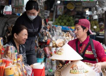 Trai đẹp Ma Ran Đô, Vĩnh Thích Ăn Ngon cặm cụi dọn chuồng dê để “mưu sinh”