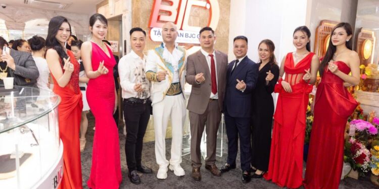 Chấn động phát hiện ca sĩ “tỷ views” A Tuân vừa đeo nhẫn kim cương cho Hoa hậu Sinh viên Hoà Bình Việt Nam