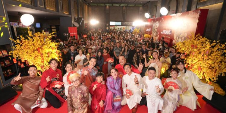 Dàn sao Việt đổ bộ thảm đỏ phim “Mùi Phở”, hòa chung không khí “ một đại gia đình rất tình”