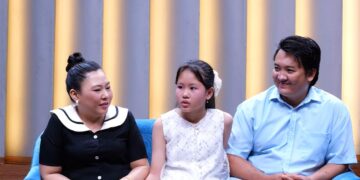 Bé gái nghẹn lòng khi bị bạn bè chọc ghẹo vì có cha mẹ khuyết tật.           