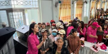 NSND Trịnh Kim Chi mang Tết sớm cho bà con vùng lũ