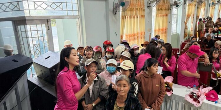 NSND Trịnh Kim Chi mang Tết sớm cho bà con vùng lũ