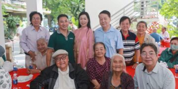 NSND Trịnh Kim Chi mang Tết ấm cho nghệ sĩ có hoàn cảnh khó khăn