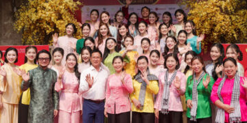    Dàn Hoa – Á  hậu trao quà, lì xì, vé xe ngày giáp Tết