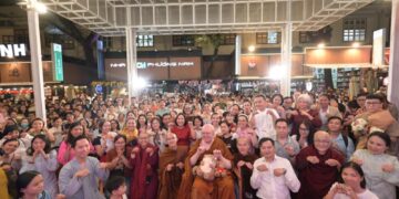 Độc giả chen chúc nhau gặp gỡ thiền sư Ajahn Brahm