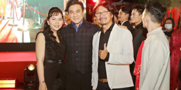 Vợ chồng Hoàng Phúc – Uyên Phương hội ngộ đồng nghiệp đóng phim tại sự kiện