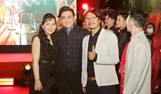 Vợ chồng Hoàng Phúc – Uyên Phương hội ngộ đồng nghiệp đóng phim tại sự kiện