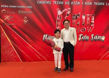 Gia Minh được NSND Nguyễn Duy Biên trao tặng danh hiệu ca sĩ nhí Triển vọng toàn cầu vì thực hiện Album các bài hát Tiếng Anh