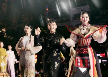 Trung Đinh, Song Toàn, Đặng Trọng Minh Châu, Nguyễn Việt Hùng cùng hàng chục NTK trình diễn áo dài tại Vietnam Beauty Fashion Fest Xiv 