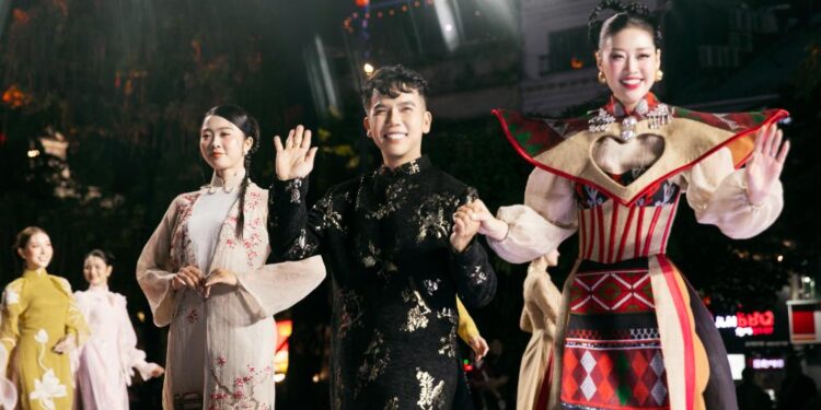 Trung Đinh, Song Toàn, Đặng Trọng Minh Châu, Nguyễn Việt Hùng cùng hàng chục NTK trình diễn áo dài tại Vietnam Beauty Fashion Fest Xiv 