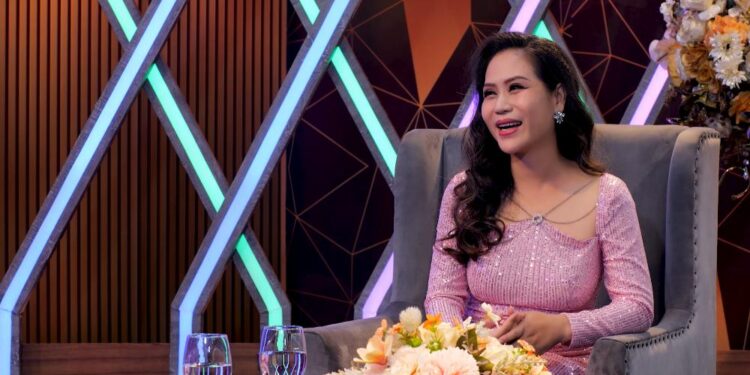 Hồng Mơ từng tủi thân khi bị cắt tiết mục, vẫn hát dù chỉ còn một khán giả