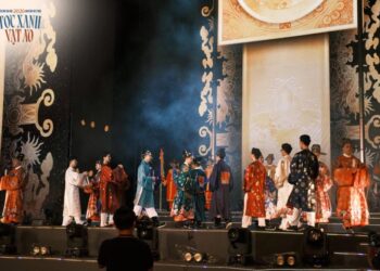 1.000 bạn trẻ mặc Việt Phục, đồng diễn trên nền ca khúc “Nhà Tôi Có Treo Một Lá Cờ”