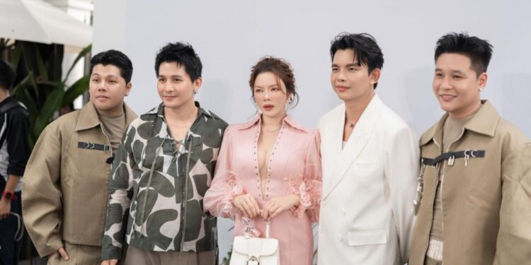 Lý Nhã Kỳ gây chú ý với váy hồng gợi cảm, tóc tết công chúa đầy sang trọng