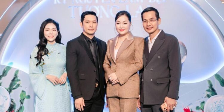 Hoa hậu Hoàng Thanh Nga tay trong tay ông xã, rạng rỡ xuất hiện tại sự kiện