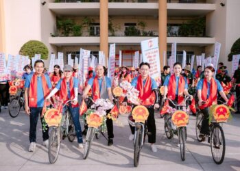 Hoa hậu Hoàng Thanh Nga tham gia đạp xe tuyên truyền bầu cử, truyền cảm hứng trách nhiệm xã hội