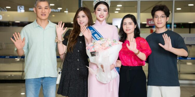 Hoa Hậu Phan Phương Oanh về nhà sau một tháng đăng quang   