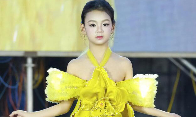 Nguyễn Hoàng Thục Quyền rạng rỡ trên sân khấu Búp Sen vàng nhận danh hiệu “Thiên thần tỏa sáng”