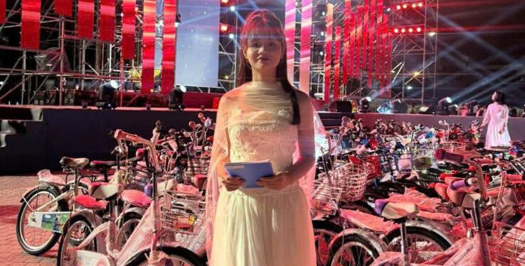 Rạng rỡ nổi bật, Nguyễn Thị Vân Anh được xướng tên ở hạng mục “Nữ MC nhí được yêu thích nhất” tại Búp Sen Vàng