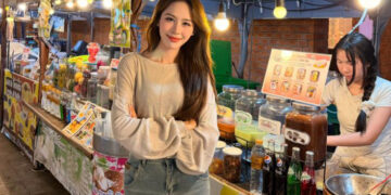 Á Hậu Ngọc Hằng làm MC, trình diễn tại sự kiện Hữu Nghị Việt – Lào