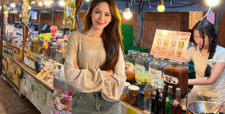 Á Hậu Ngọc Hằng làm MC, trình diễn tại sự kiện Hữu Nghị Việt – Lào