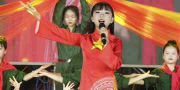 Bông hoa nhỏ Trần Ngọc Anh Thư tràn ngập hạnh phúc nhận giải thưởng  “MV Triển Vọng” Búp Sen Vàng   