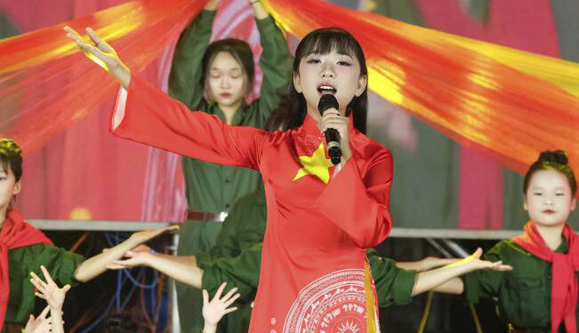 Bông hoa nhỏ Trần Ngọc Anh Thư tràn ngập hạnh phúc nhận giải thưởng  “MV Triển Vọng” Búp Sen Vàng   