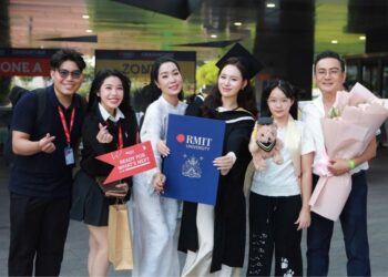 Gia đình NSND Trịnh Kim Chi mừng con gái Võ Trịnh Khánh Ngân ngày Tốt nghiệp đại học