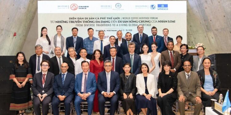 Phương Linh, Mỹ Anh cùng các người đẹp gây bất ngờ tại diễn đàn cà phê quốc tế