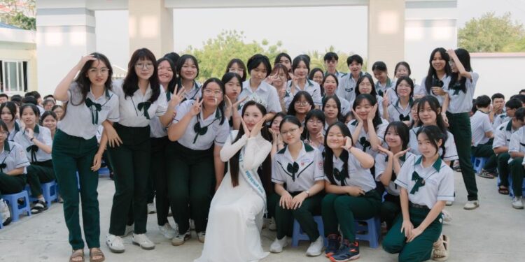 Á hậu Khánh Như về quê nấu bún riêu, trao học bổng tại trường cũ