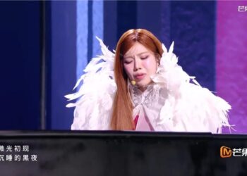 Trang Pháp vừa treo ngược người trên cột múa, vừa lên nốt cao trên sân khấu đầu tiên của Đạp Gió 2026