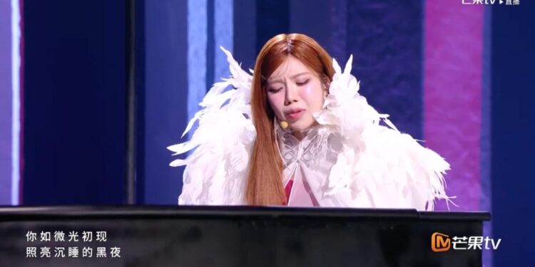 Trang Pháp vừa treo ngược người trên cột múa, vừa lên nốt cao trên sân khấu đầu tiên của Đạp Gió 2026